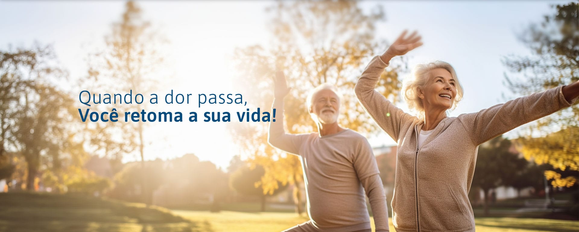 asal de idosos sorrindo e praticando exercícios ao ar livre no parque - Qualidade de vida após tratamento da dor - Instituto Takaoka.