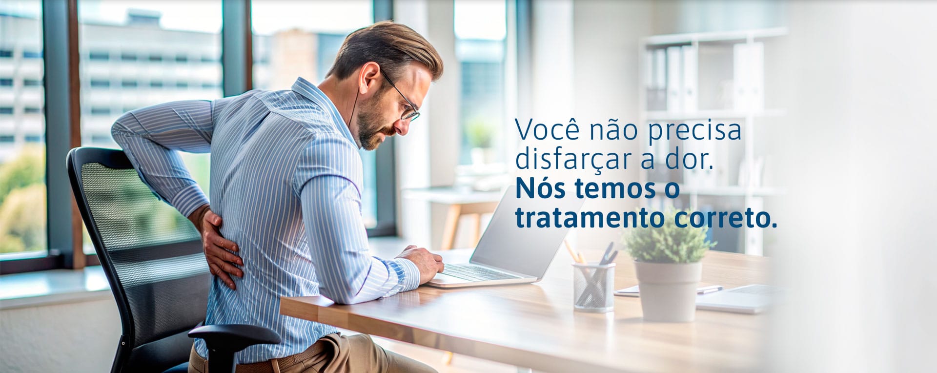 Homem com dor nas costas trabalhando em escritório - Tratamento da Dor - Instituto Takaoka