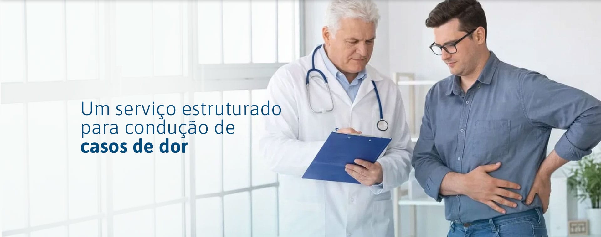 Médico clínico avaliando prontuário de paciente com dor lombar - Condução de casos de dor - Instituto Takaoka