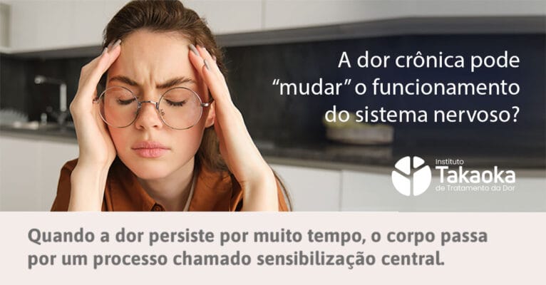 Mulher com as mãos na cabeça expressando dor crônica intensa - Sensibilização Central - Instituto Takaoka Dor