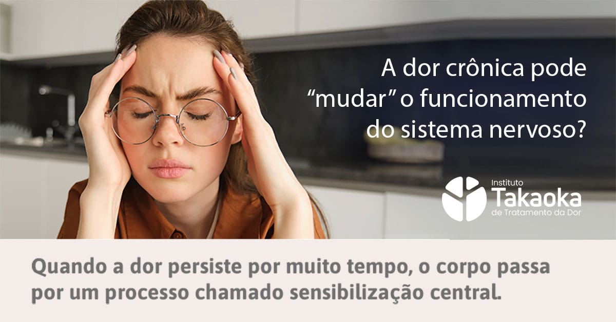 Mulher com as mãos na cabeça expressando dor crônica intensa - Sensibilização Central - Instituto Takaoka Dor