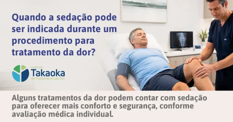 Paciente recebendo acompanhamento anestésico durante procedimento para tratamento da dor com monitoramento por médico especialista.